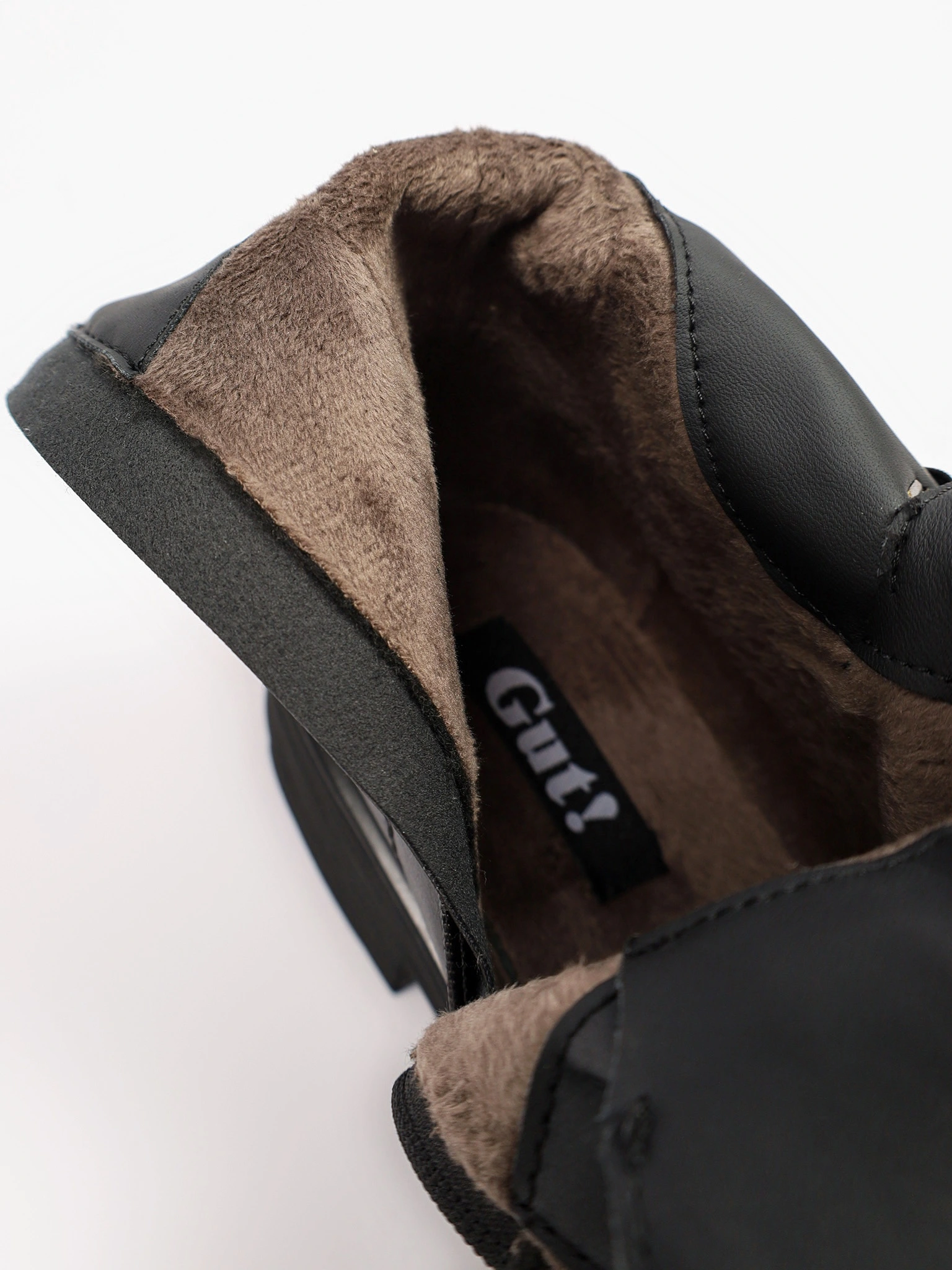 Ботинки черного цвета на среднем каблуке